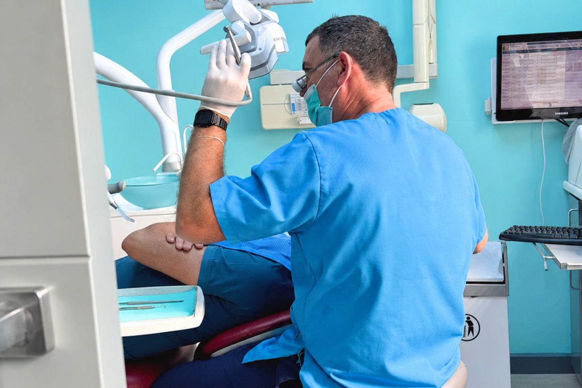 Odontólogo de Clínica Dental 32 durante una revisión en el gabinete