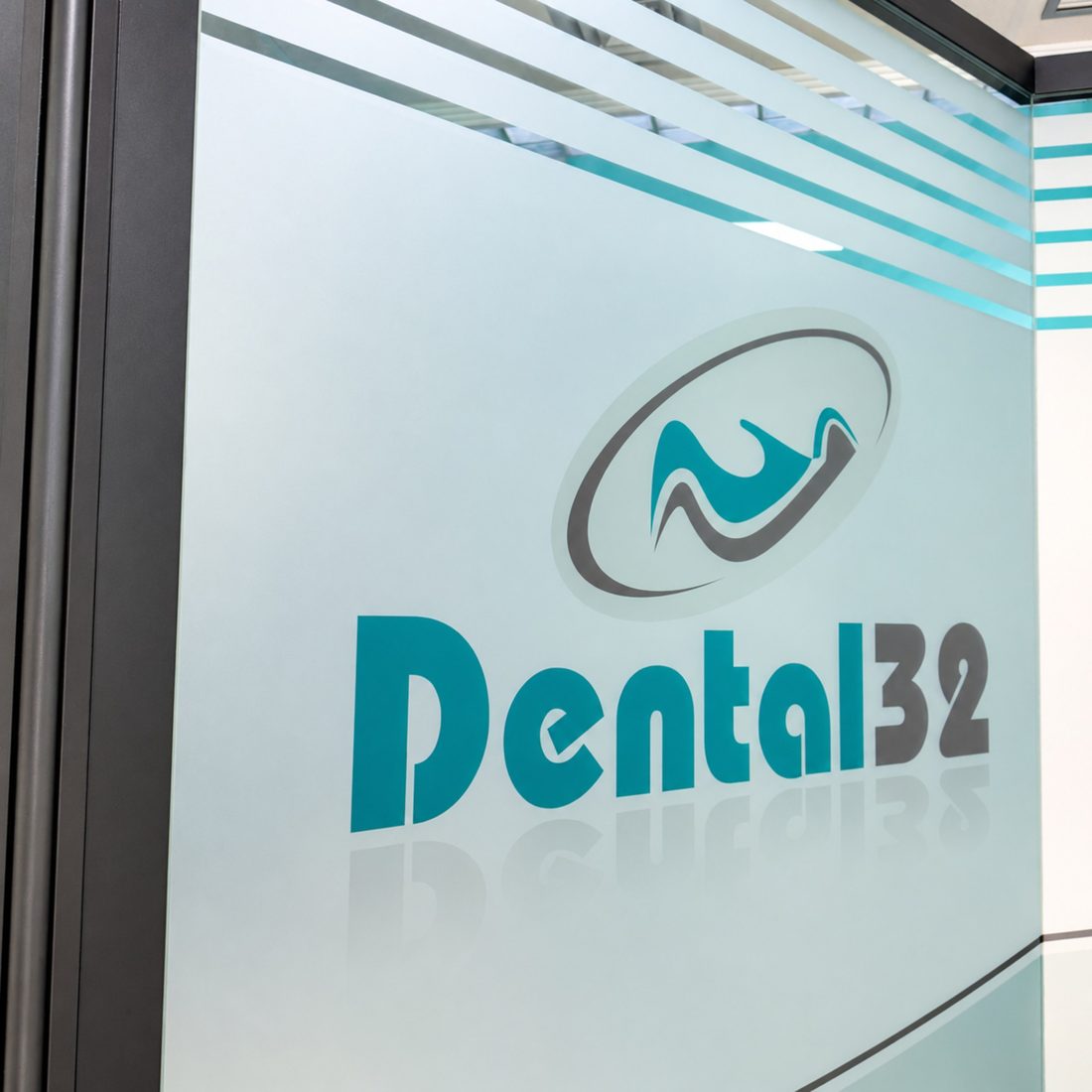 Puerta de entrada de Clínica Dental 32 con su logotipo