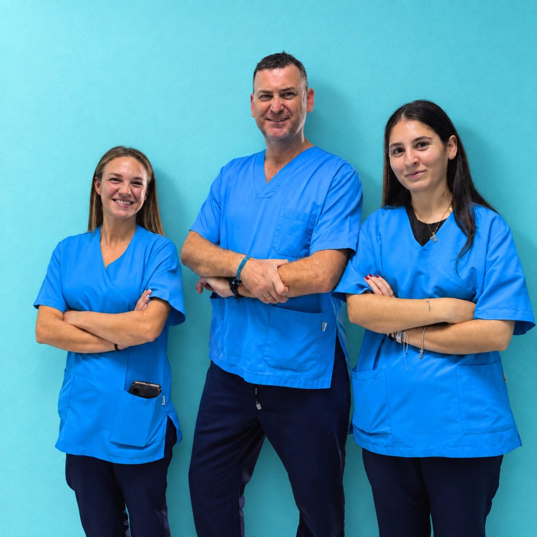 El equipo de Clínica Dental 32 en su clínica de Lora del Río