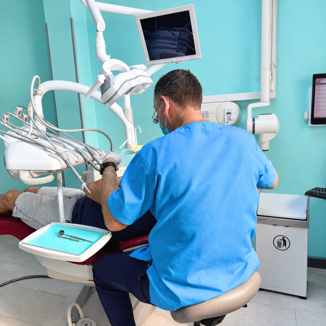 Odontólogo de Clínica Dental 32 atendiendo a un paciente